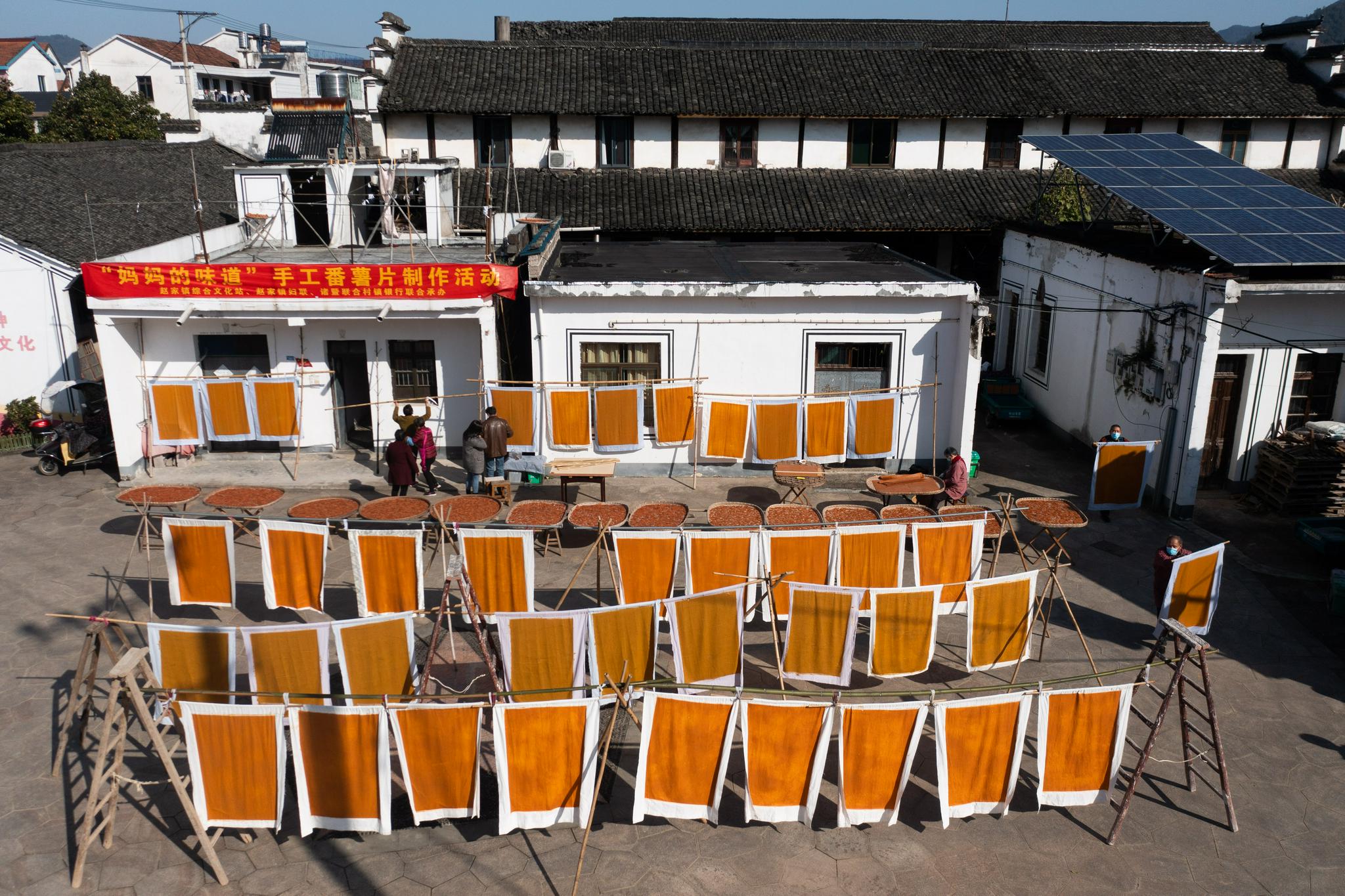 了"薯味"大晒场,经过洗番薯,削皮,蒸番薯,搅拌番薯糯米芝麻成浆,晾晒