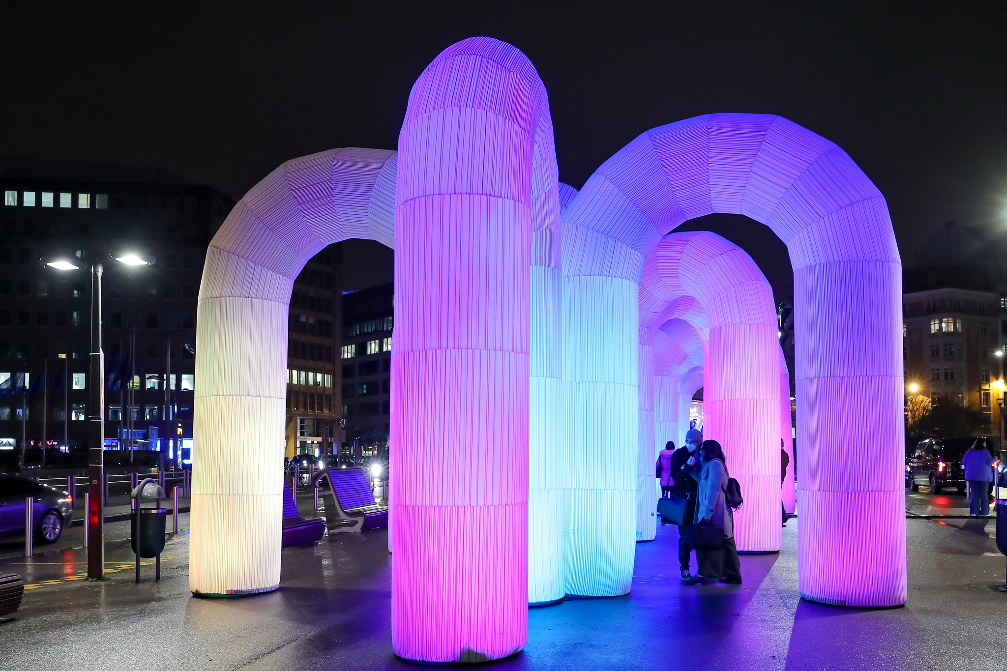 11月30日,游客在比利时布鲁塞尔的舒曼广场欣赏灯光艺术装置"天空