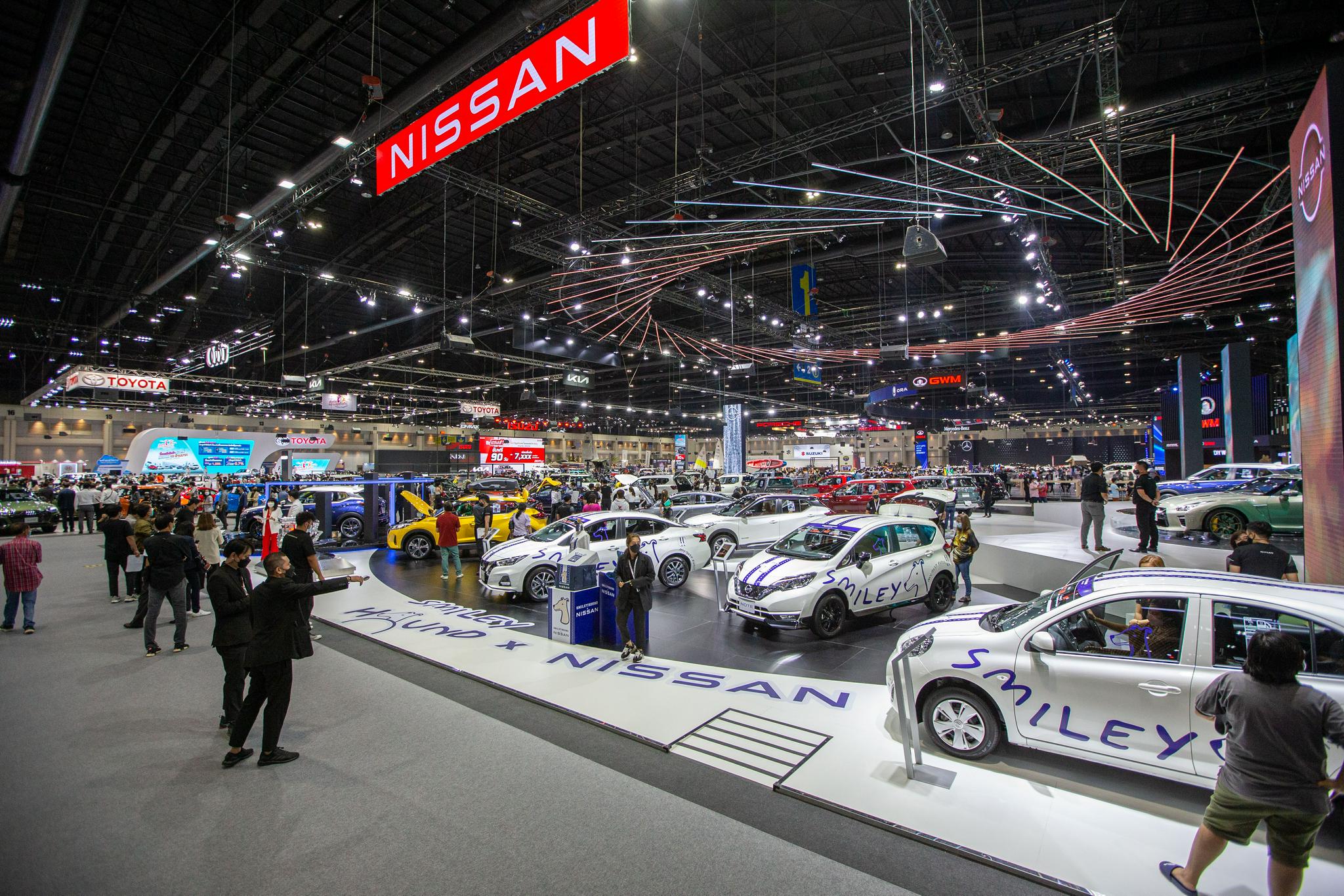 12月1日,观众在泰国曼谷举行的第38届泰国国际车展上参观.