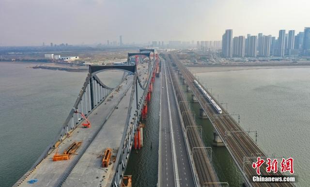 沪杭甬高速公路改建工程彭埠大桥(左)主桥主体结构已经完工.