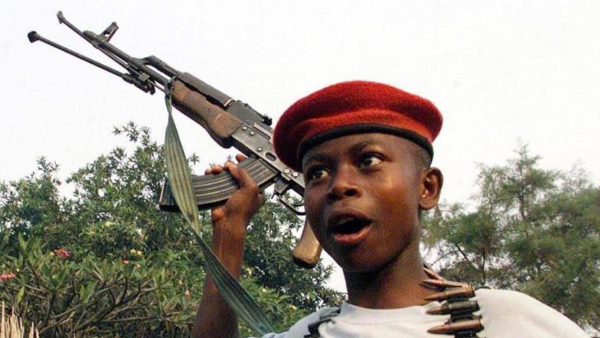 电影《沉默的军队》片段,非洲童子军被军阀洗脑,无恶不作!