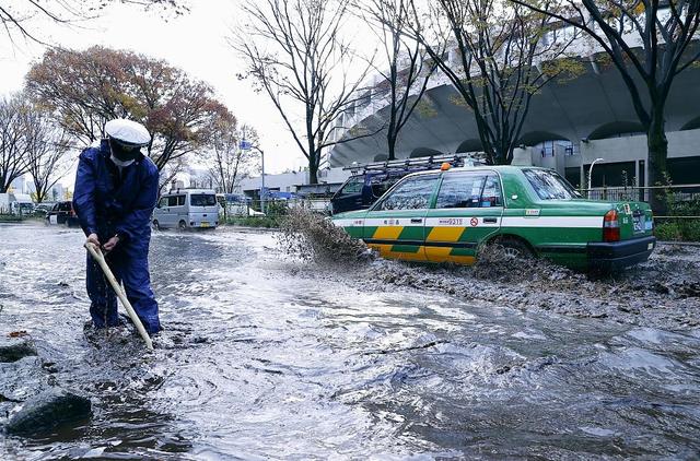 日本东京遭遇暴雨天气街道被积水覆盖