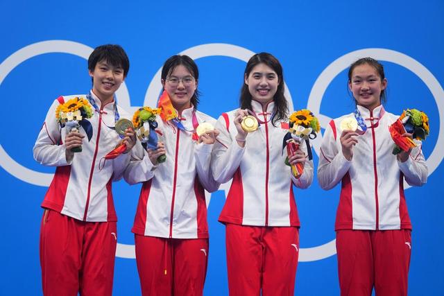 图为7月29日，中国队选手杨浚瑄、汤慕涵、张雨霏、李冰洁（从左到右）在东京奥运会女子4X200米自由泳接力项目的颁奖仪式上。新华社记者许畅 摄