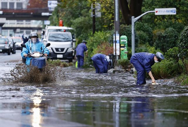 日本东京遭遇暴雨天气街道被积水覆盖
