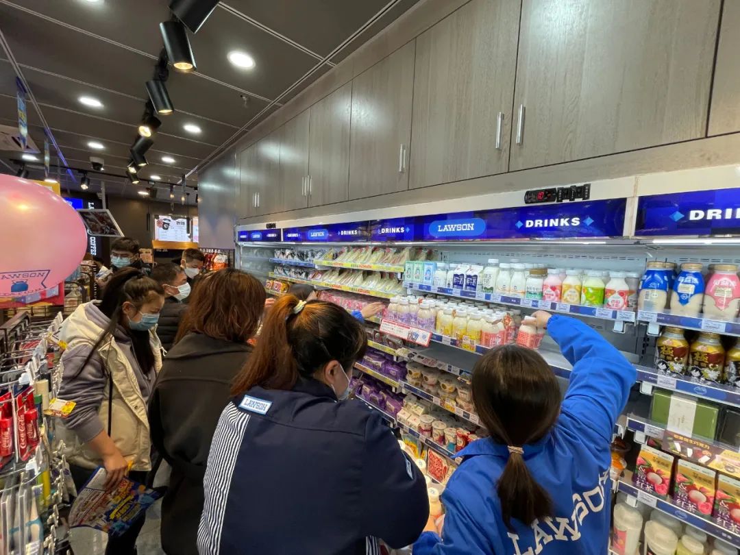 店员很是热情明显比隔壁全家和711多许多特别是一些日本进口和罗森