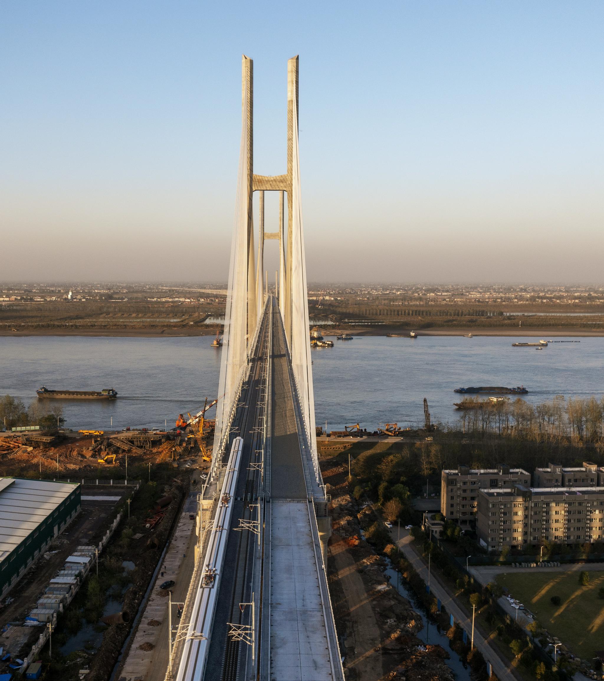 安九铁路鳊鱼洲长江大桥进入试运行阶段