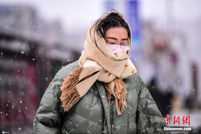 资料图：市民冒雪出行。图片来源：ICphoto