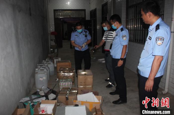 西安莲湖警方 供图2021年6月23日,警方在兴平市将准备进行毒品交易的
