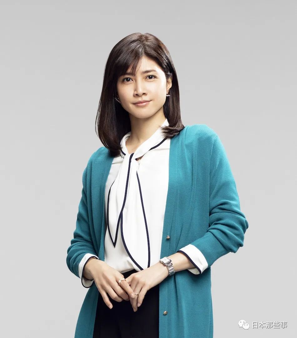 内田有纪杂志封面与18岁自己共演 46岁状态超好|内