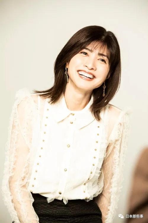 内田有纪杂志封面与18岁自己共演46岁状态超好 内田有纪 杂志封面 柏原崇 新浪娱乐 新浪网