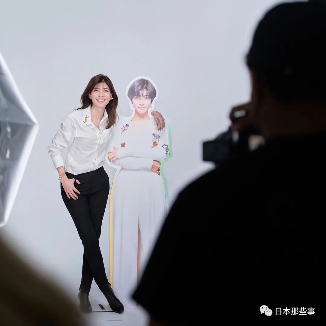 内田有纪杂志封面与18岁自己共演46岁状态超好 内田有纪 杂志封面 柏原崇 新浪娱乐 新浪网