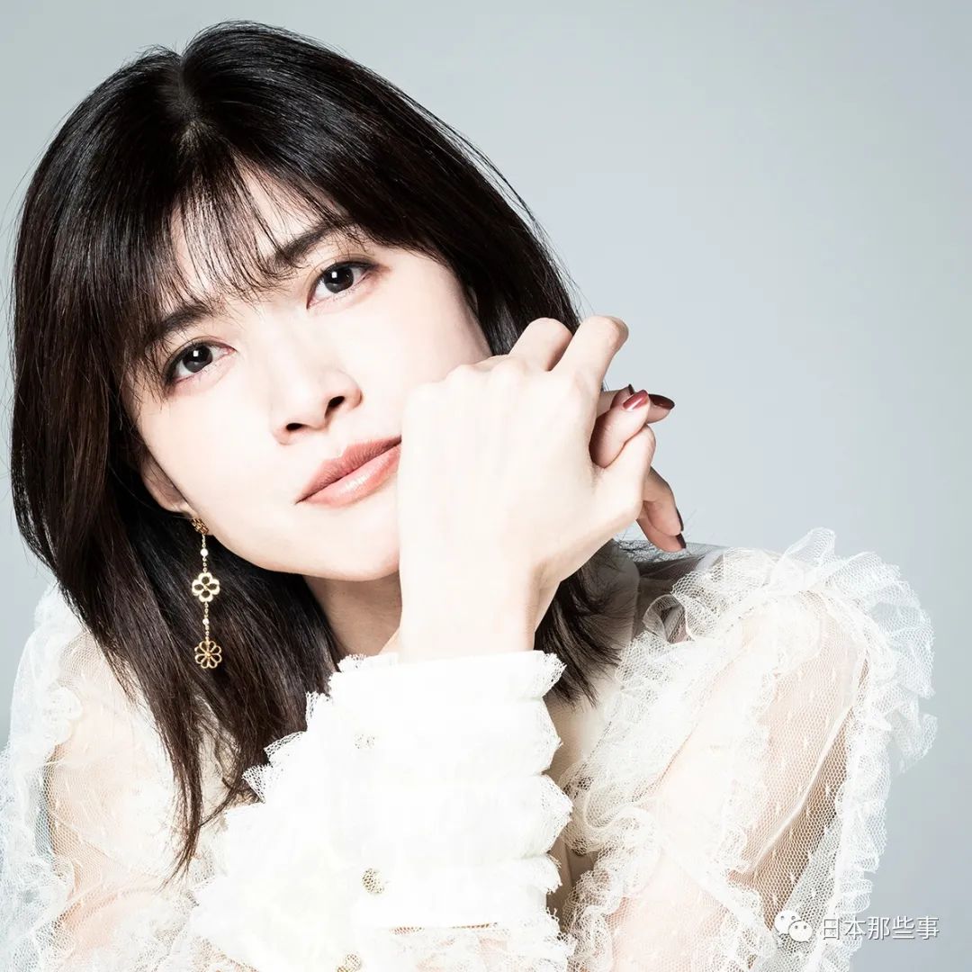 内田有纪杂志封面与18岁自己共演 46岁状态超好-推一下