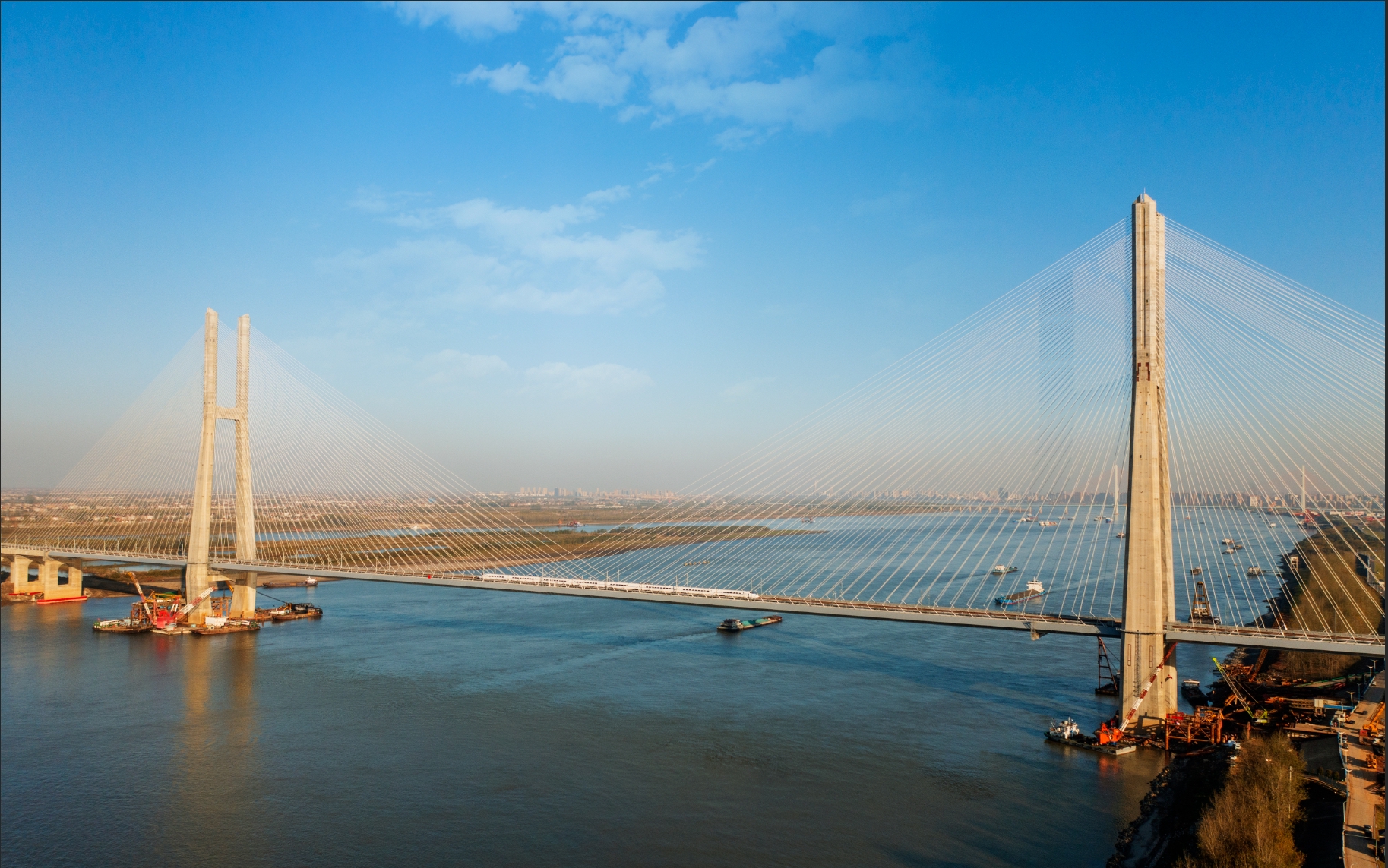 安九铁路鳊鱼洲长江大桥进入试运行阶段