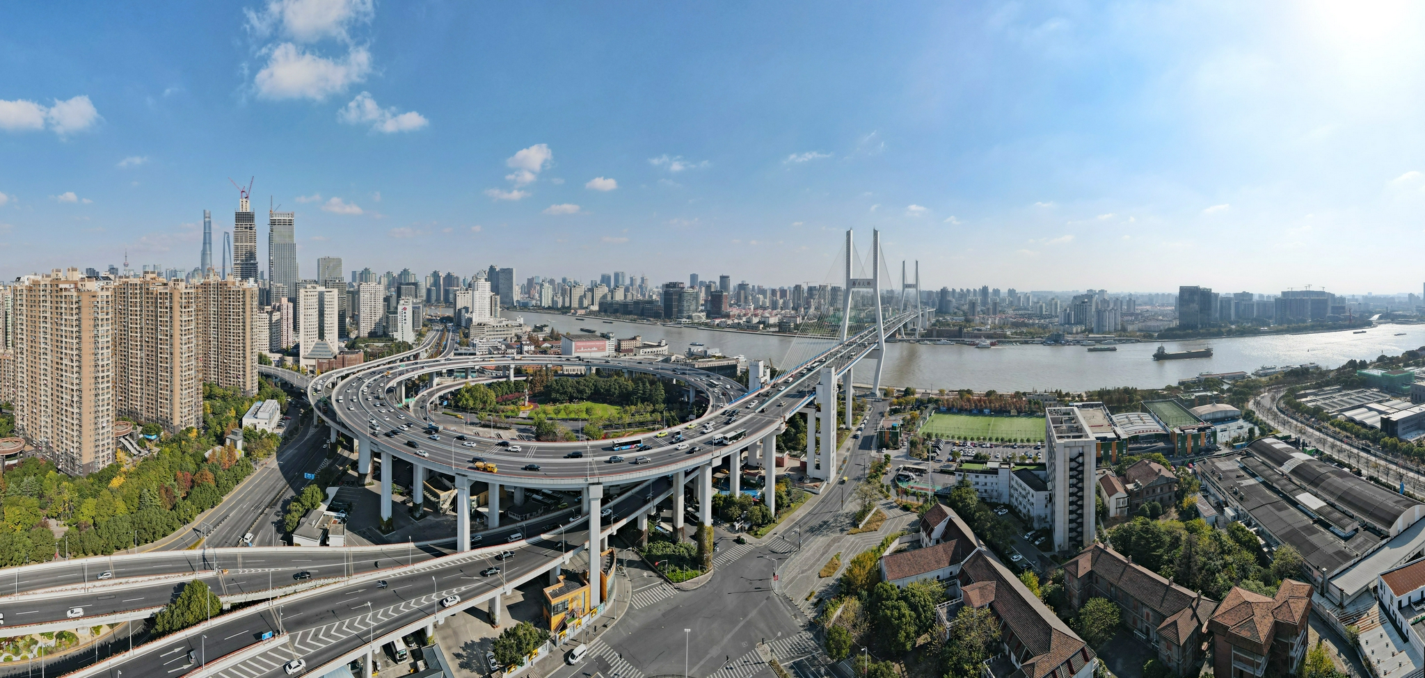 12月1日拍摄的上海南浦大桥(无人机全景照片).