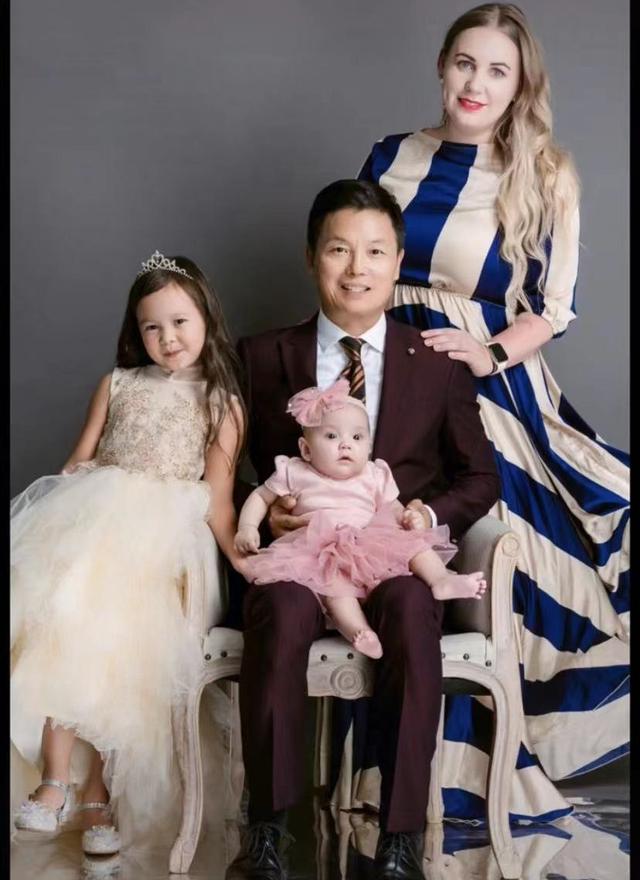 65岁周卫星和洋老婆同框称找不起中国妻否认拿绿卡三胎刚半岁