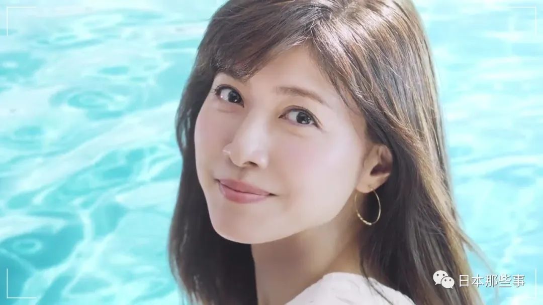 内田有纪杂志封面与18岁自己共演46岁状态超好