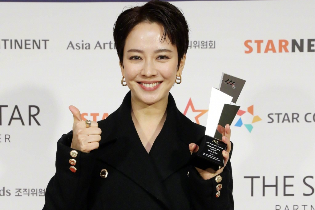 2021aaa颁奖礼车银优文佳煐合体领奖宋智孝短发褒贬不一