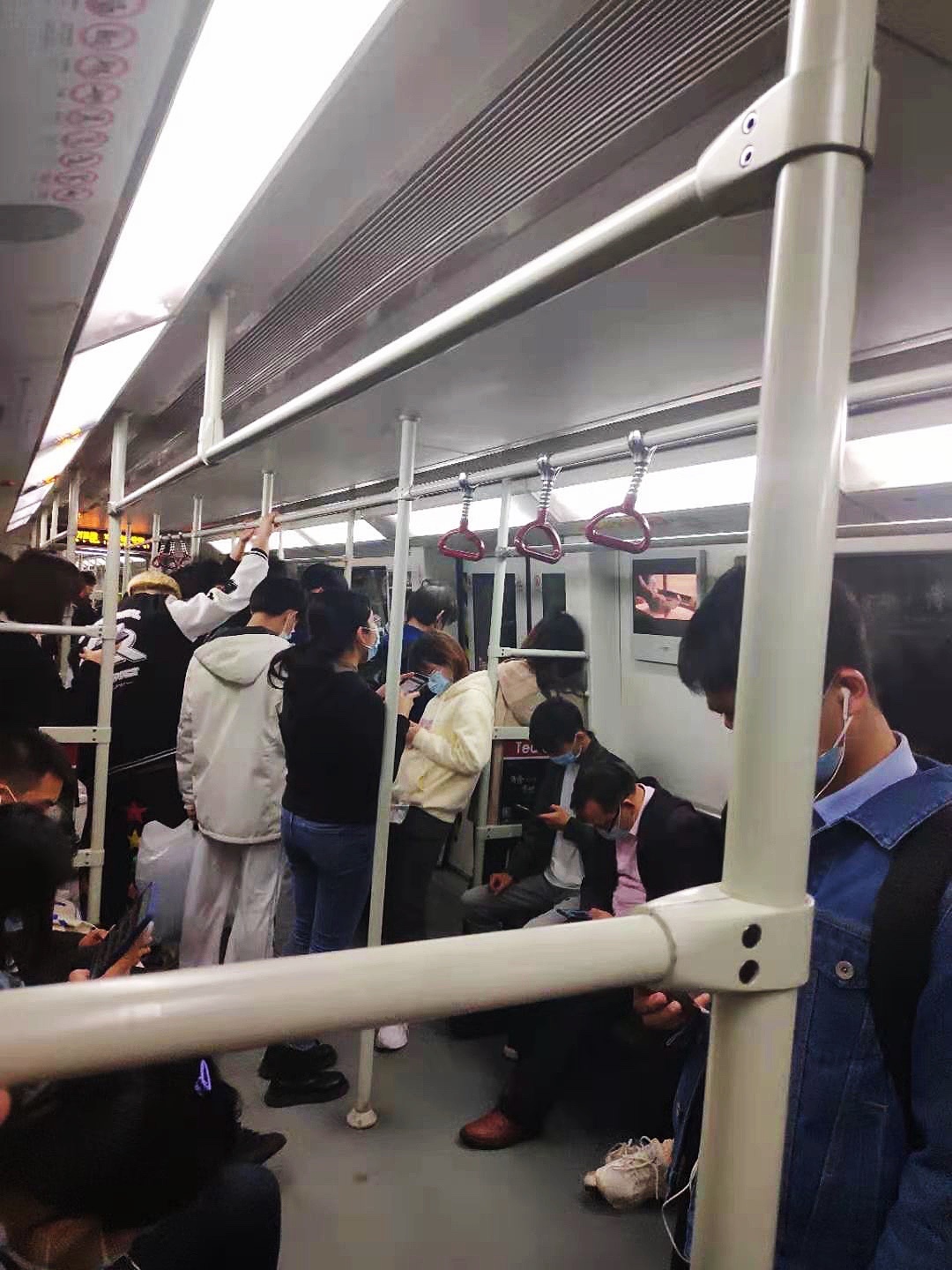 带我妈看了广州晚上11点的地铁车厢