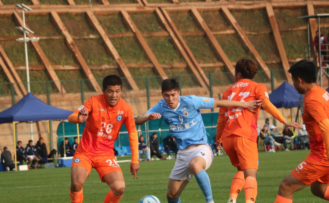 易边再战,泰安华伟连续换上覃磊,马栋梁和于斌,换下李希祯,蔡世润和