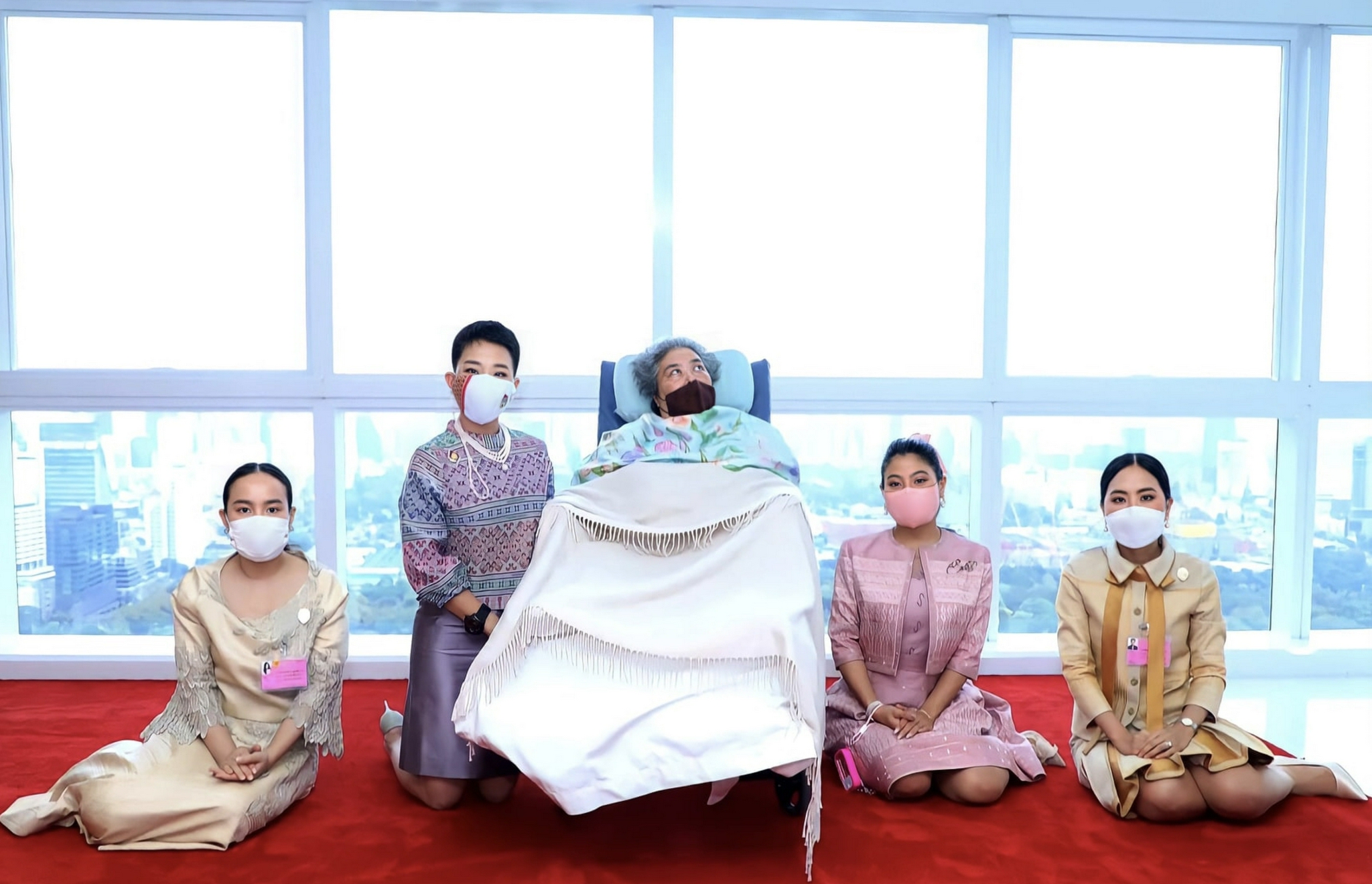 泰王首任妻子颂莎瓦丽久违现身瘫在轮椅上头发花白眼神涣散