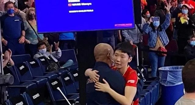 世乒赛王曼昱女单夺冠,最感谢的是教练肖战,赛后首先与恩师拥抱休闲区蓝鸢梦想 - Www.slyday.coM 世乒赛王曼昱女单夺冠,最感谢的是教练肖战,赛后首先与恩师拥抱休闲区蓝鸢梦想 - Www.slyday.coM