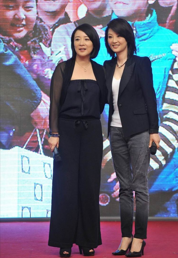 陈小艺好适合短发,薄纱开衫配抹胸阔腿裤,楞把徐帆衬托成路人|薄纱