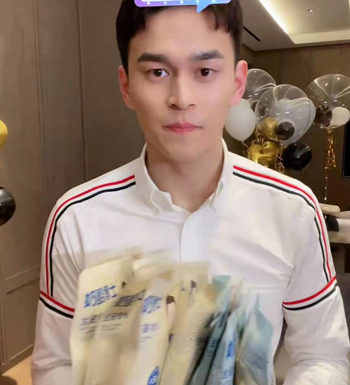 孙杨生日夜直播！互动+带货达3小时，谈目标：坚持到巴黎奥运会休闲区蓝鸢梦想 - Www.slyday.coM