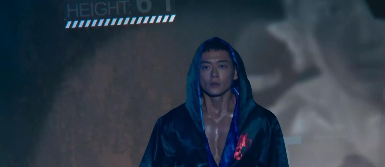 拳王张振朗尽情地挥洒着男性荷尔蒙