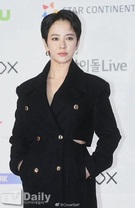 宋智孝2021aaa颁奖礼红毯图,这个造型实在是说不出话了