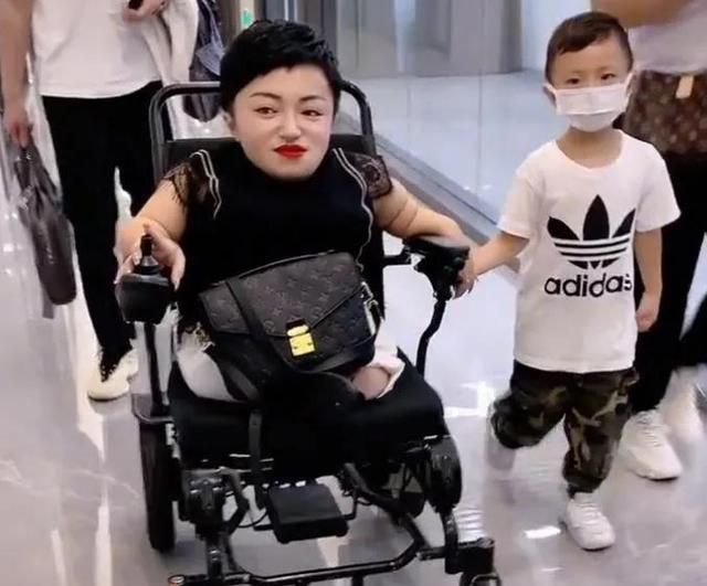 瓷娃娃李喜梅身高不足80厘米却身价千万凭什么