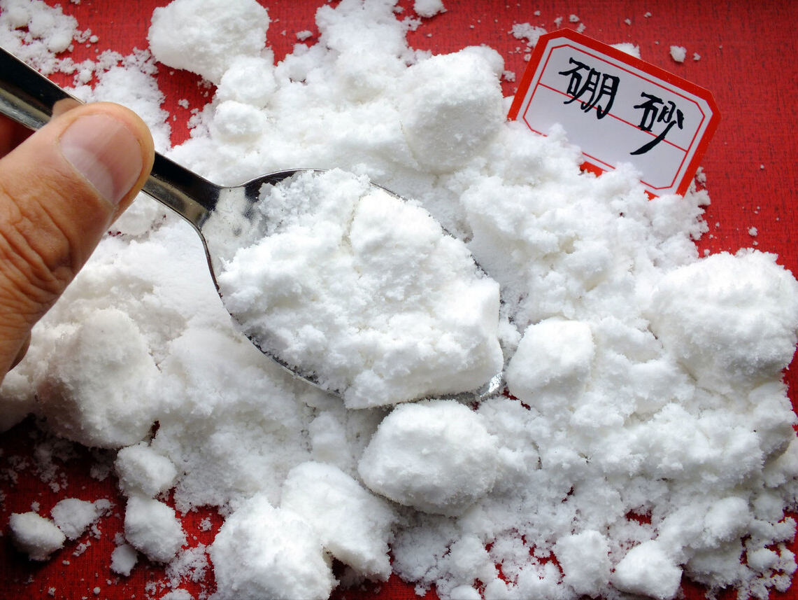 三,硼砂硼砂经常会添加在粽子和面条等食品之中,可起到防腐,增加弹性