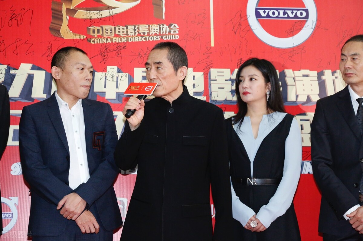 比冯小刚高雅,比陈凯歌脾气小,勤奋的张艺谋,才是走到最后的?