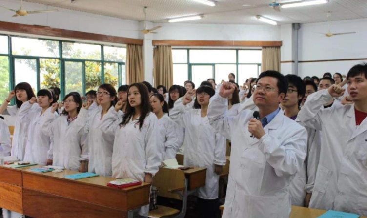 我国医学类院校50强，上海交大医学院稳居榜首，清华大学跌出前十休闲区蓝鸢梦想 - Www.slyday.coM