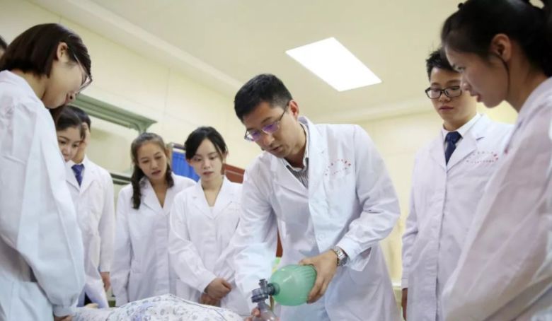 我国医学类院校50强，上海交大医学院稳居榜首，清华大学跌出前十休闲区蓝鸢梦想 - Www.slyday.coM