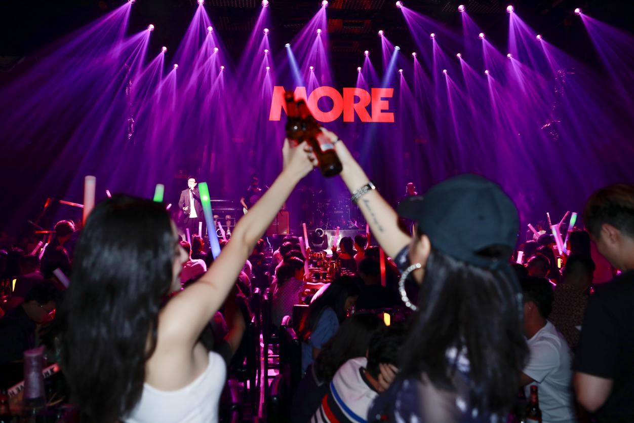 我认为more livehouse更值钱,更重要的是舞台,现场音乐才是音乐内容