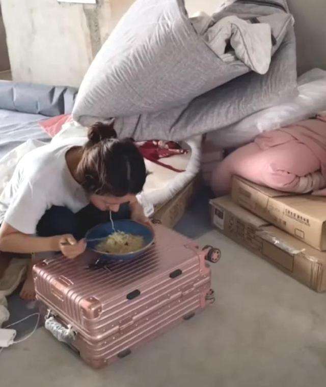 这样的95后不值得宣传吗?入住毛坯房女孩正忙装修、赚钱还房贷!休闲区蓝鸢梦想 - Www.slyday.coM 这样的95后不值得宣传吗?入住毛坯房女孩正忙装修、赚钱还房贷!休闲区蓝鸢梦想 - Www.slyday.coM