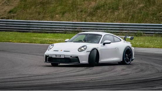 美、英年度车评选对比，美媒欣赏新势力、英媒却更认同传统车企！