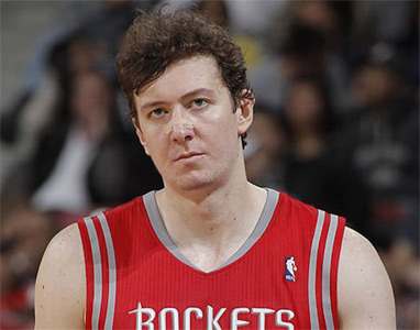 土耳其篮球明星欧米尔·阿西克 在nba效力的时候 都处于核心c位