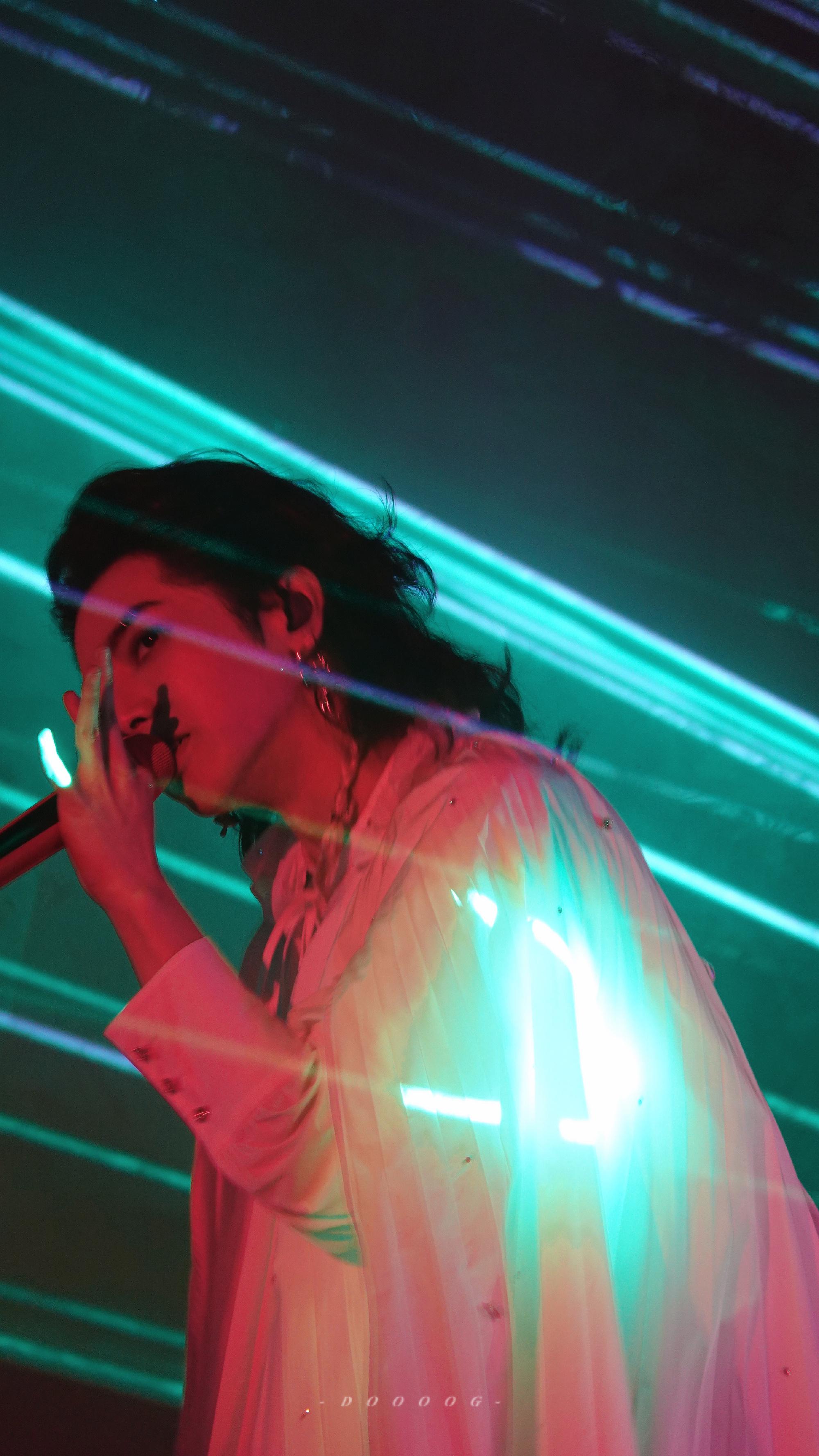 "没人非要妄想 看这世界多温柔 泥土里的蚂蚁 哪能搞懂天边的海鸥",不