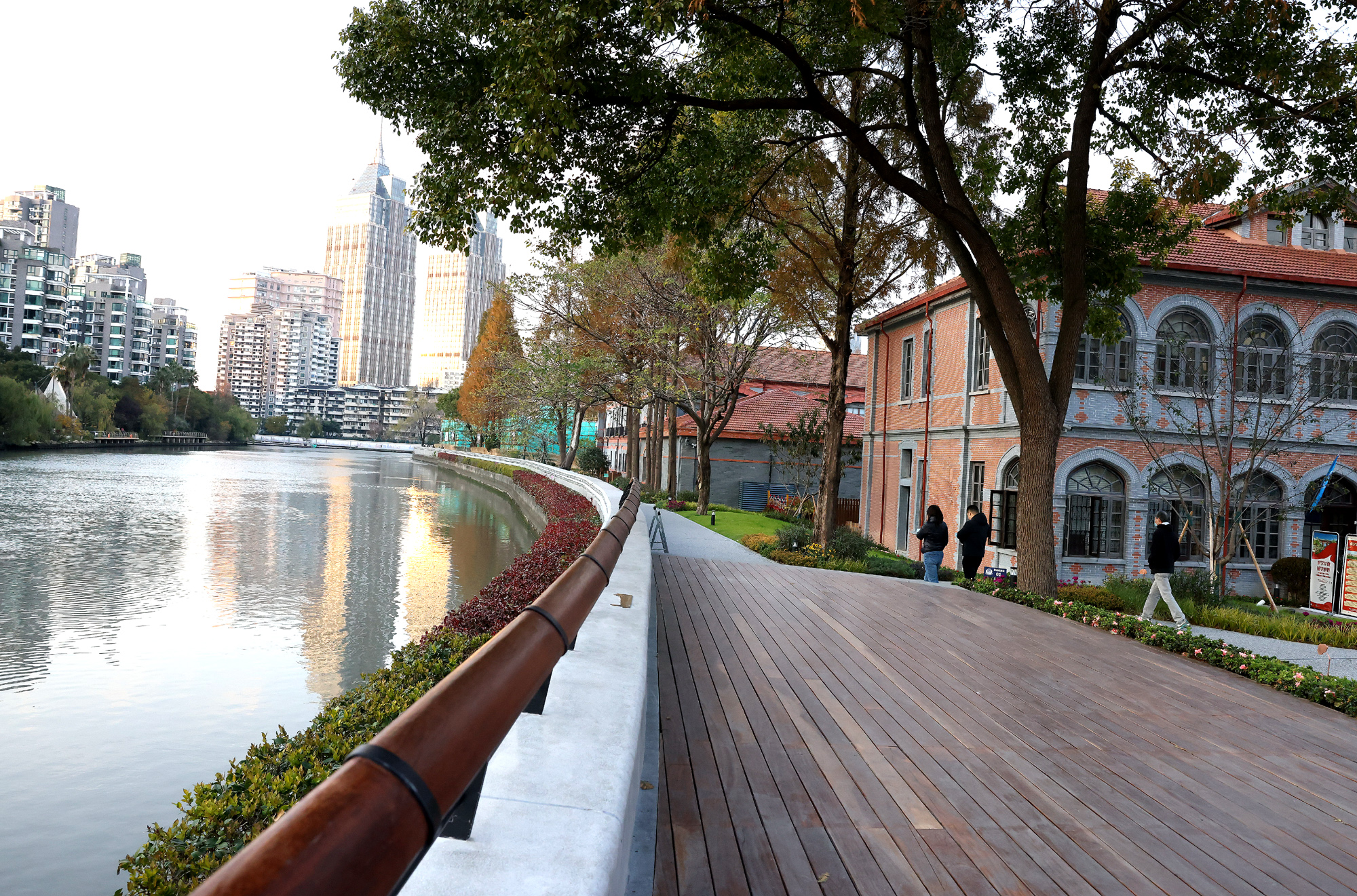 将拓宽后的苏州河步道同华东政法大学百年历史建筑完美结合,市民与