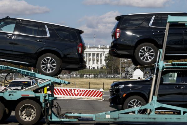 11月23日，在美国首都华盛顿，一辆货车从白宫附近驶过。新华社发