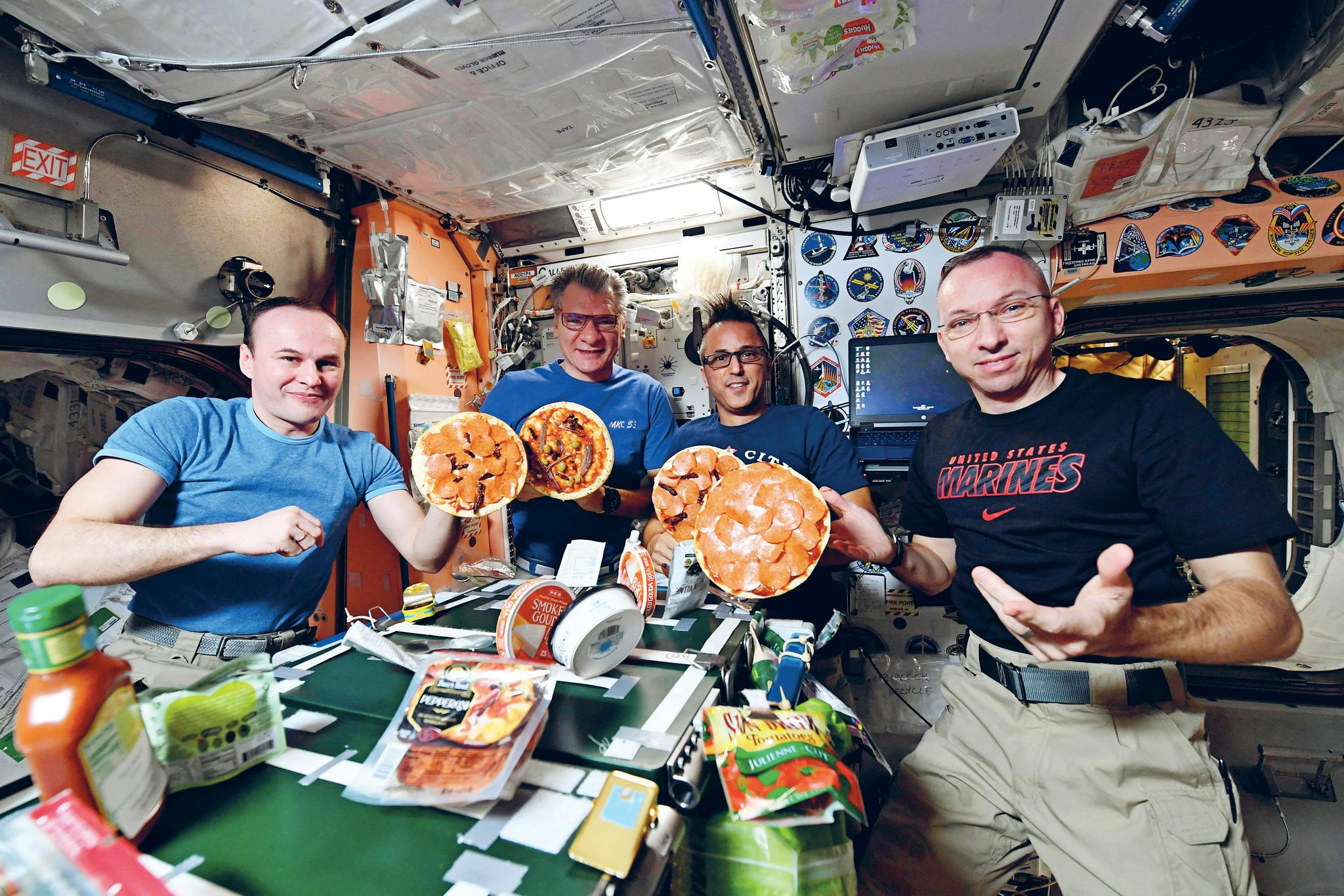 每位宇航员在飞行前都要品尝太空食品,然后上报自己最喜欢吃的东西