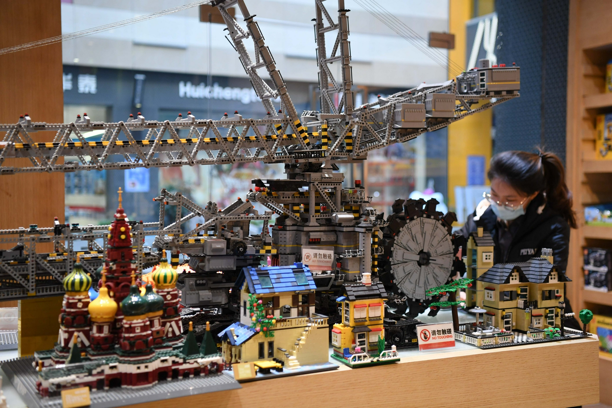 区一家商务展览公司,一名主播在玩具抖音电商直播基地推销汽车模型