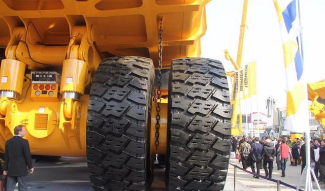 400矿用自卸车,更是中国制造业的骄傲,因为这款矿车载重能力达到400吨