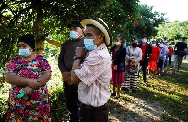 11月28日，选民在洪都拉斯卡塔卡马斯的一个投票站排队投票。图/新华社