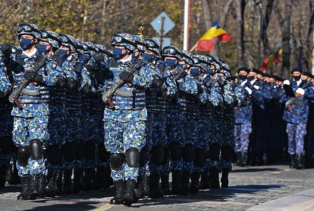 罗马尼亚举行阅兵仪式庆祝国庆日