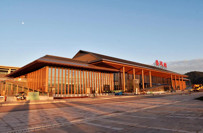 以"茶马古道,云滇驿站"为设计理念的普洱站造型大气精致.