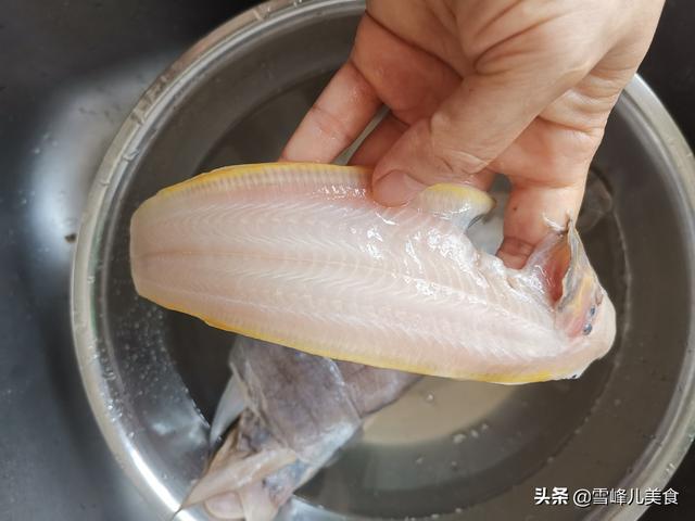 第二步:把鰨目魚的表面黑皮撕下來,去除內臟魚鰓洗淨,鰨目魚的魚鰓也