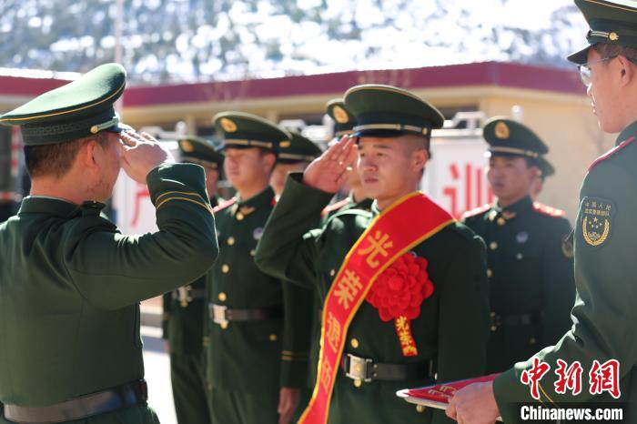 西藏"天路"官兵真情送别退伍老兵