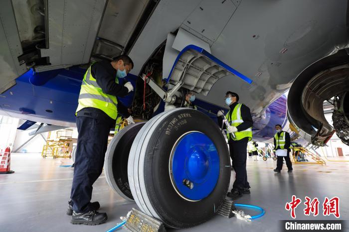 检修人员在机库内对南航“贵州号”飞机进行检修。瞿宏伦 摄